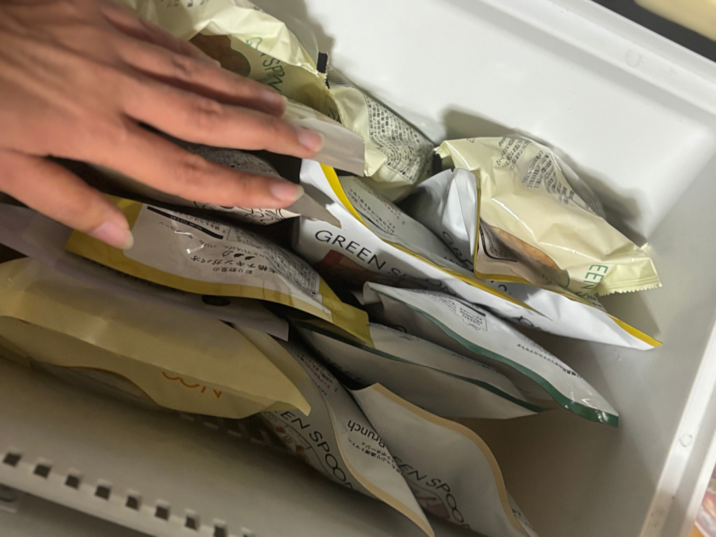 グリーンスプーンを冷凍庫に入れている様子と手の比較画像